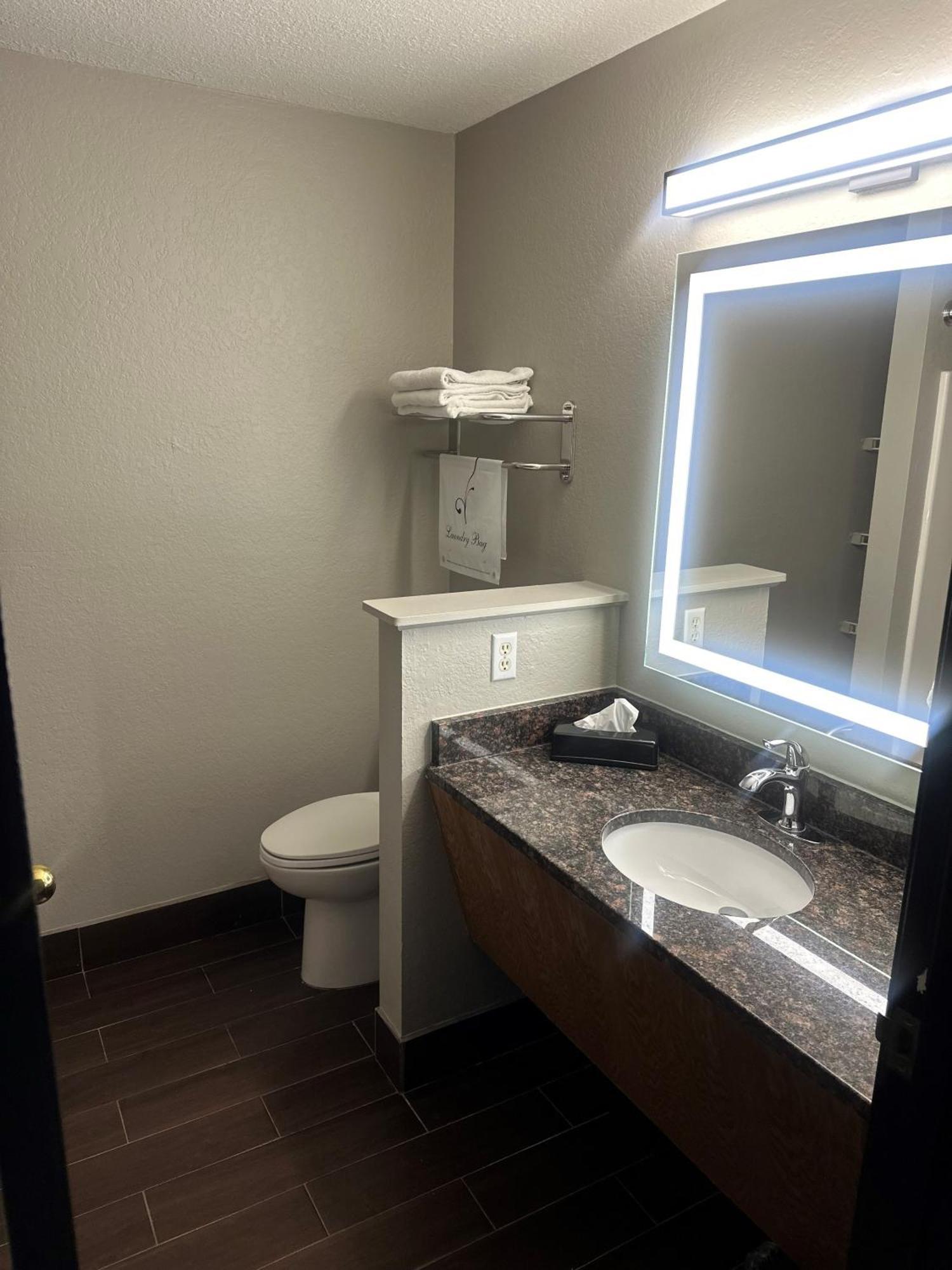 Super 8 By Wyndham Lake Of The Ozarks Eldon Esterno foto